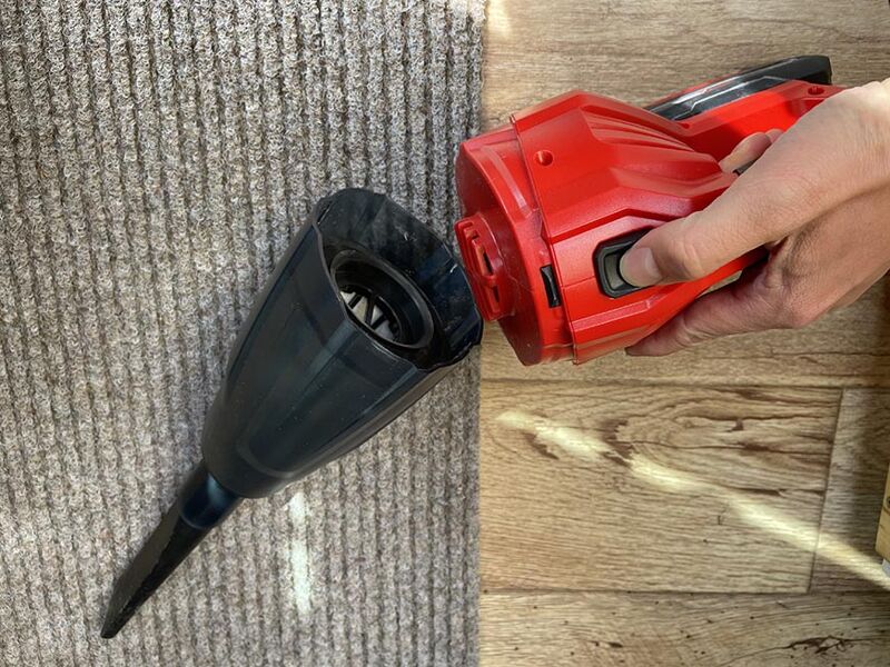 Контейнер для сбора грязи ручного пылесоса Einhell находится рядом с устройством